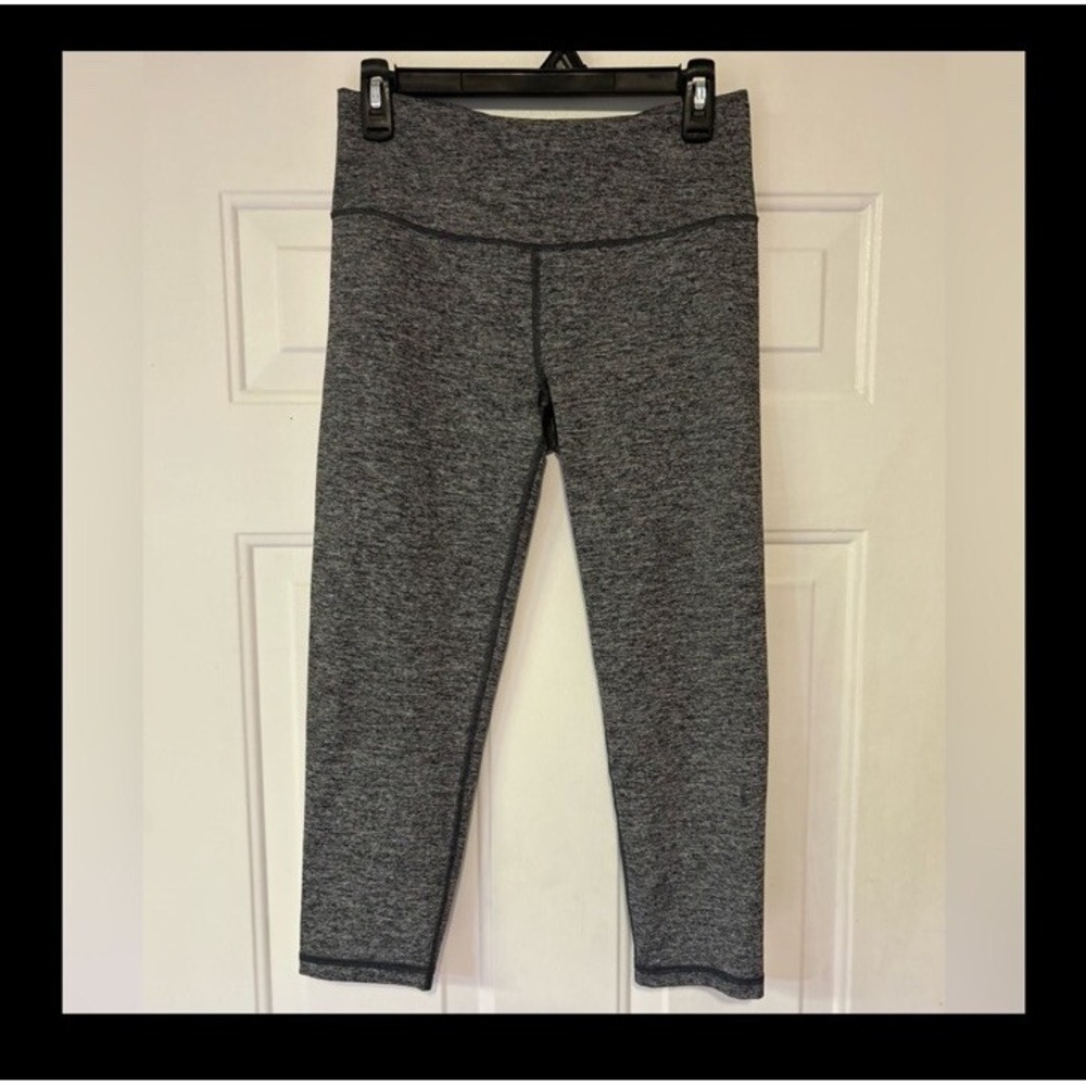 Victoria's Secrets VSX Sport Knockout‎ Tight Capri Leggings Women's Size M Gray